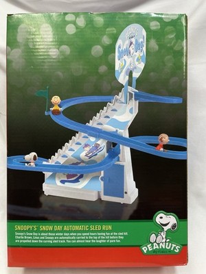 Peanuts SNOOPY'S SNOW DAY Automated And Musical Sled Run Ages 6+ NEW Perfect Box