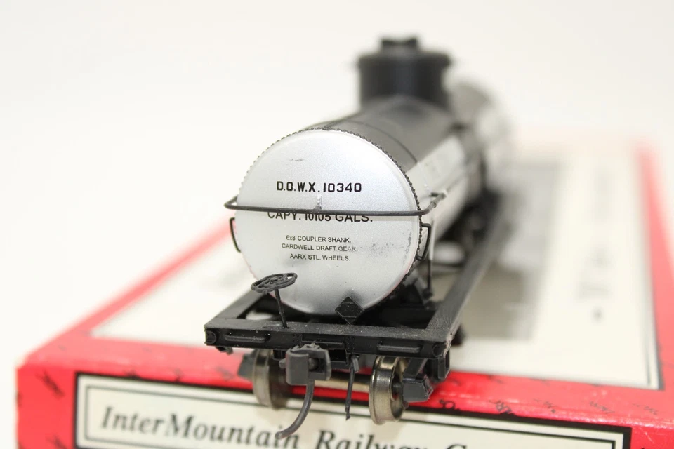 InterMountain HO Scale DOW Chemical Type 10K Gallon 27 Riveted Tank Car #10340 - Image 3 of 4