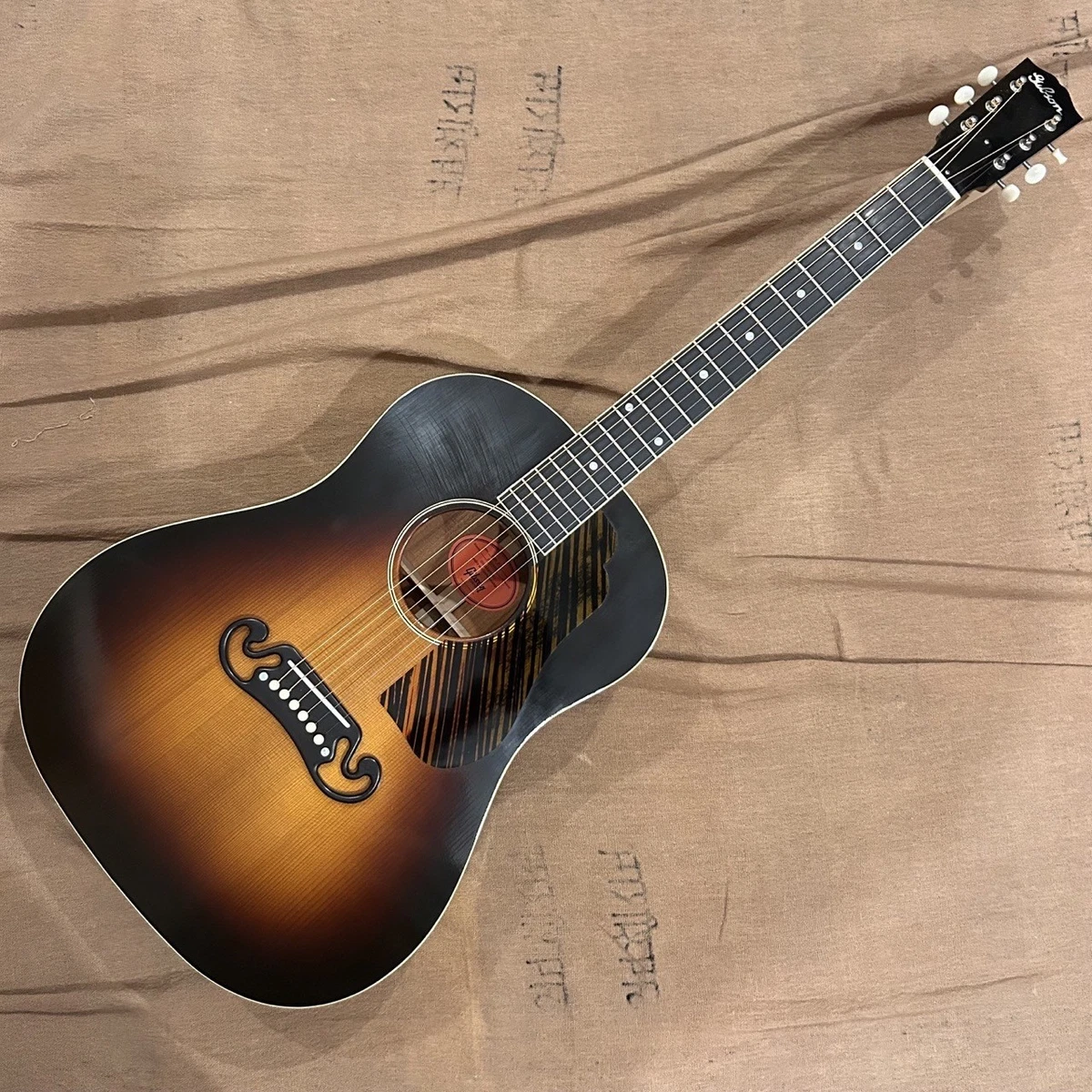 Gibson Custom Shop 1939 J-55 Colección Histórica Desteñida Sunburst con Estuc...
