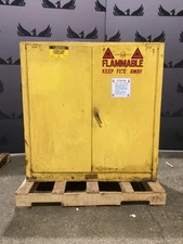 JUSTRITE 25302 Flammable Liquid Storage Cabinet 30 Gallon USED