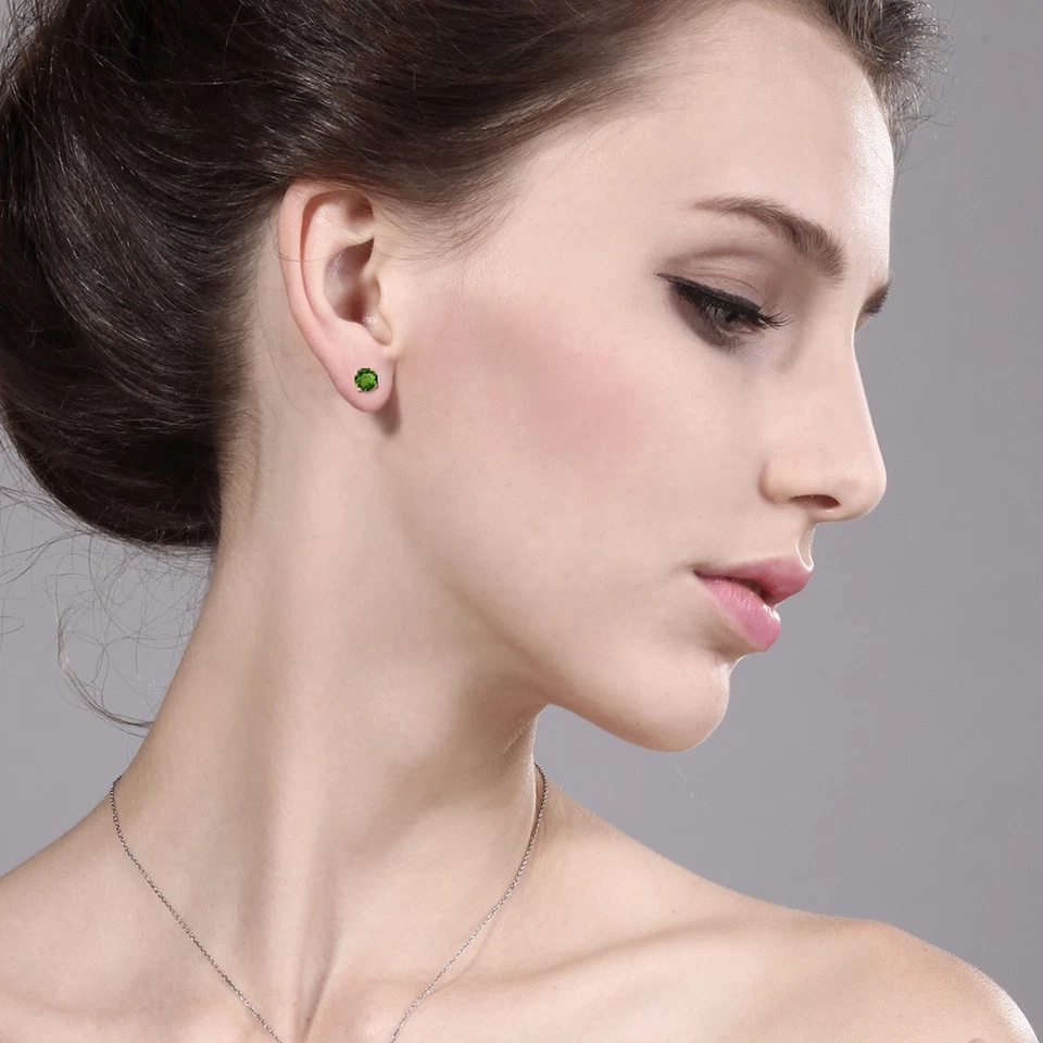 Aretes de plata enchapados en oro rosa de 18 quilates con diopsido cromado verde de 1,00 quilates y 5 mm Foto 2 de 3