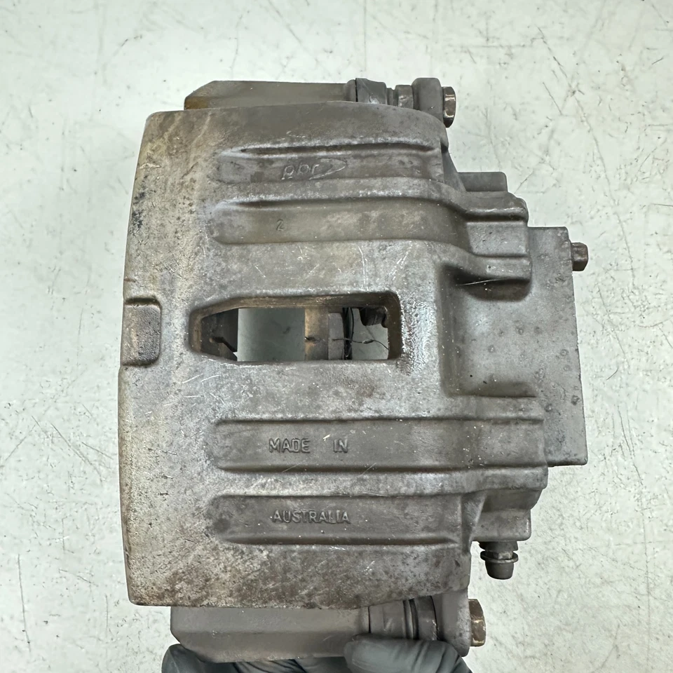 05-13 PINZA DE FRENO LADO PASAJERO DELANTERO DERECHO CHEVROLET CORVETTE CON PASTILLAS DE FRENO Foto 3 de 4