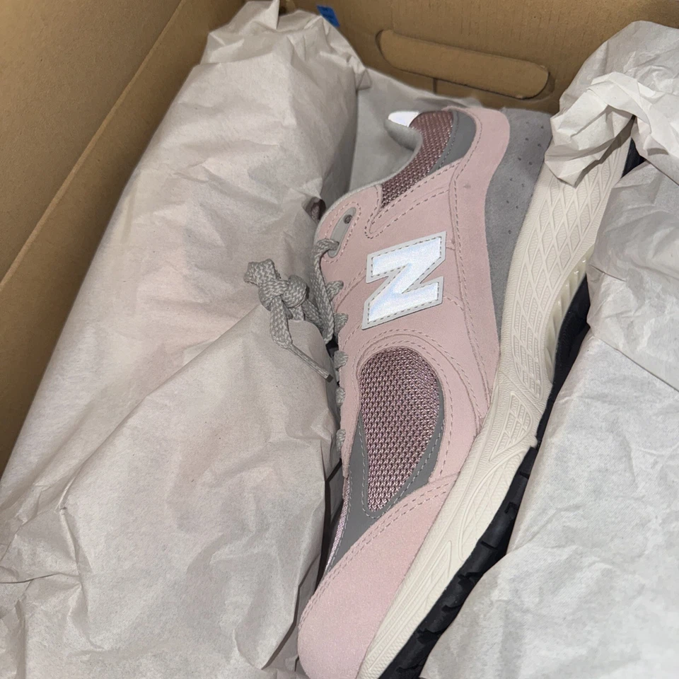 Tênis esportivo unissex New Balance M2002RFC rosa/cinza tamanho 8.5 - Imagem 4 de 4