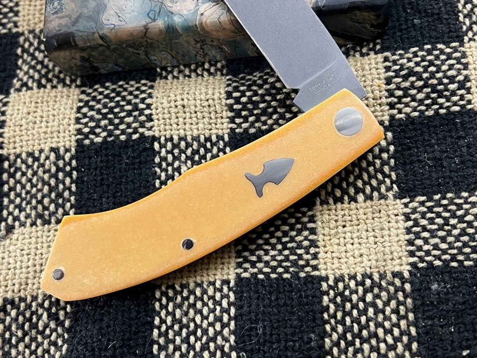 CUCHILLO ARTICULADO MICARTA KRONOS CPM154 PAPEL AMARILLO PERSONALIZADO OSO SAGRADO "TORY UTT" Foto 2 de 4