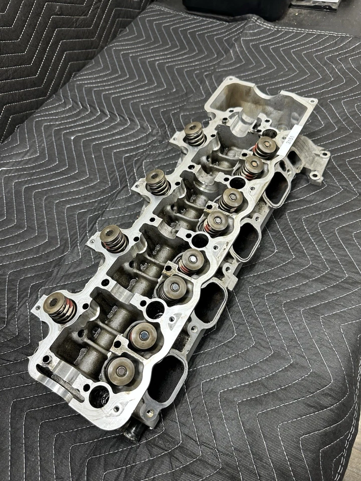 2005 Mercedes C55 AMG 5.5L Left Driver Side Cylinder Head 1130161601 OEM Foto 2 de 4
