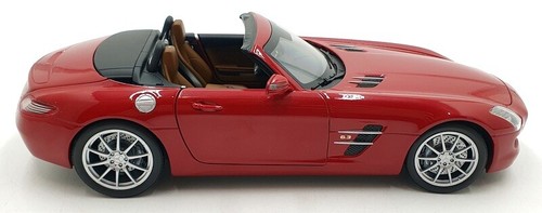 Minichamps 1/18 scale Diecast DC8524C - Mercedes-Benz SLS AMG Convertible - Red - Picture 4 of 5