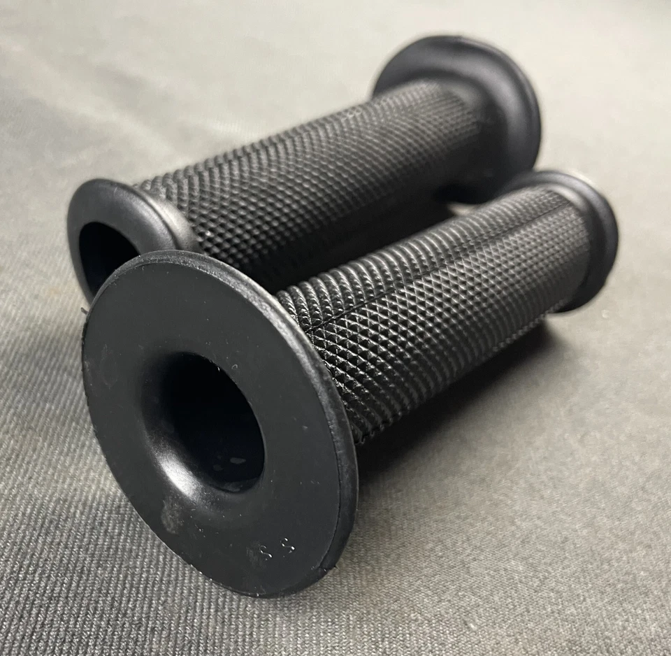 NUEVO OEM DUCATI MONSTER 400/600/750/900 1993-2003 EMPUÑADURAS DE MANILLAR 36140031A Foto 2 de 2