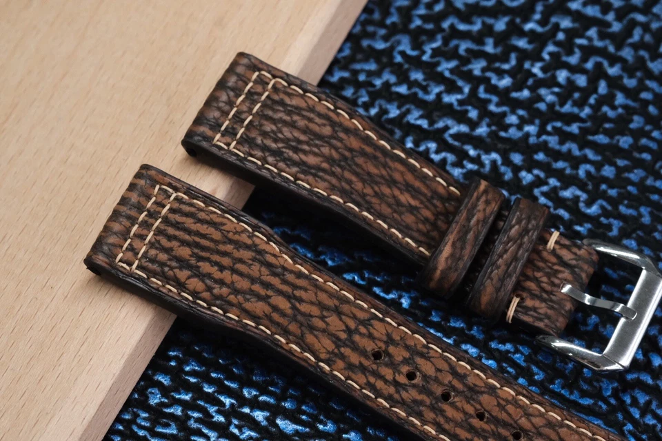 Correa de reloj hecha a mano de cuero de tiburón marrón Foto 2 de 4