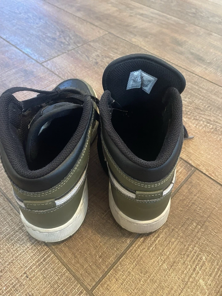 Niños/Niños Air Jordan 1 Mid GS - Negro, Mediano Oliva, Blanco, Talla 4Y - Nuevo Foto 3 de 4