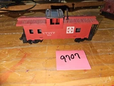 HO GUAGE, ATSF RED CABOOSE WITH BLACK ROOF, MISSING RAILING AND LADDER SEE PHOTO