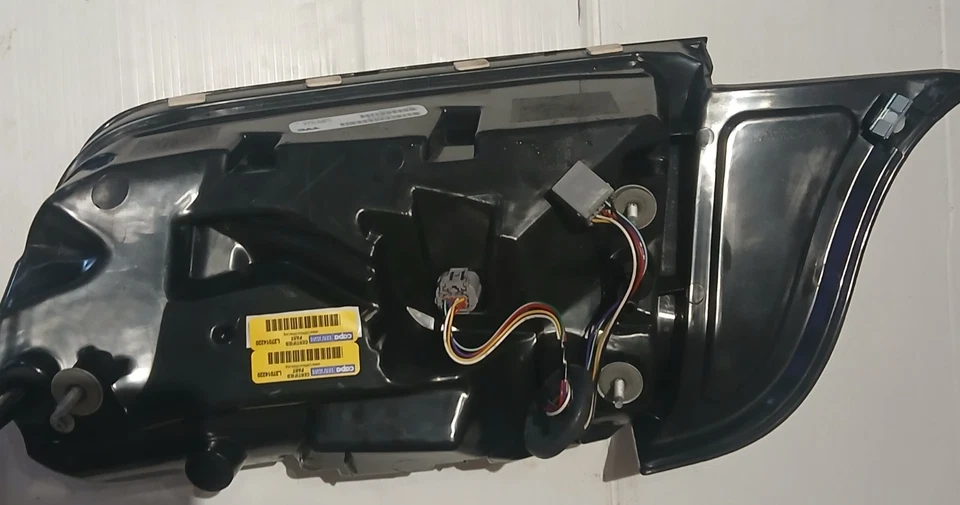 Luz trasera izquierda conductor Ford Mustang 2015-2019 2020 TYC Foto 4 de 4