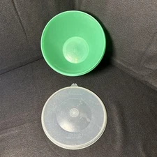 Tupperware 679 Green Crisp-It Lettuce Keeper Bowl w/Lid No Spike Vintage