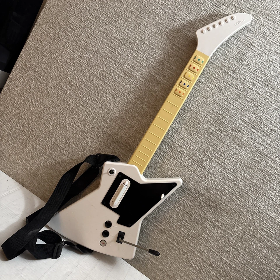 Guitar Hero Explorer Nyko Front Man Nintendo Wii Blanco y Negro Artículo #83057-E14 Foto 2 de 4