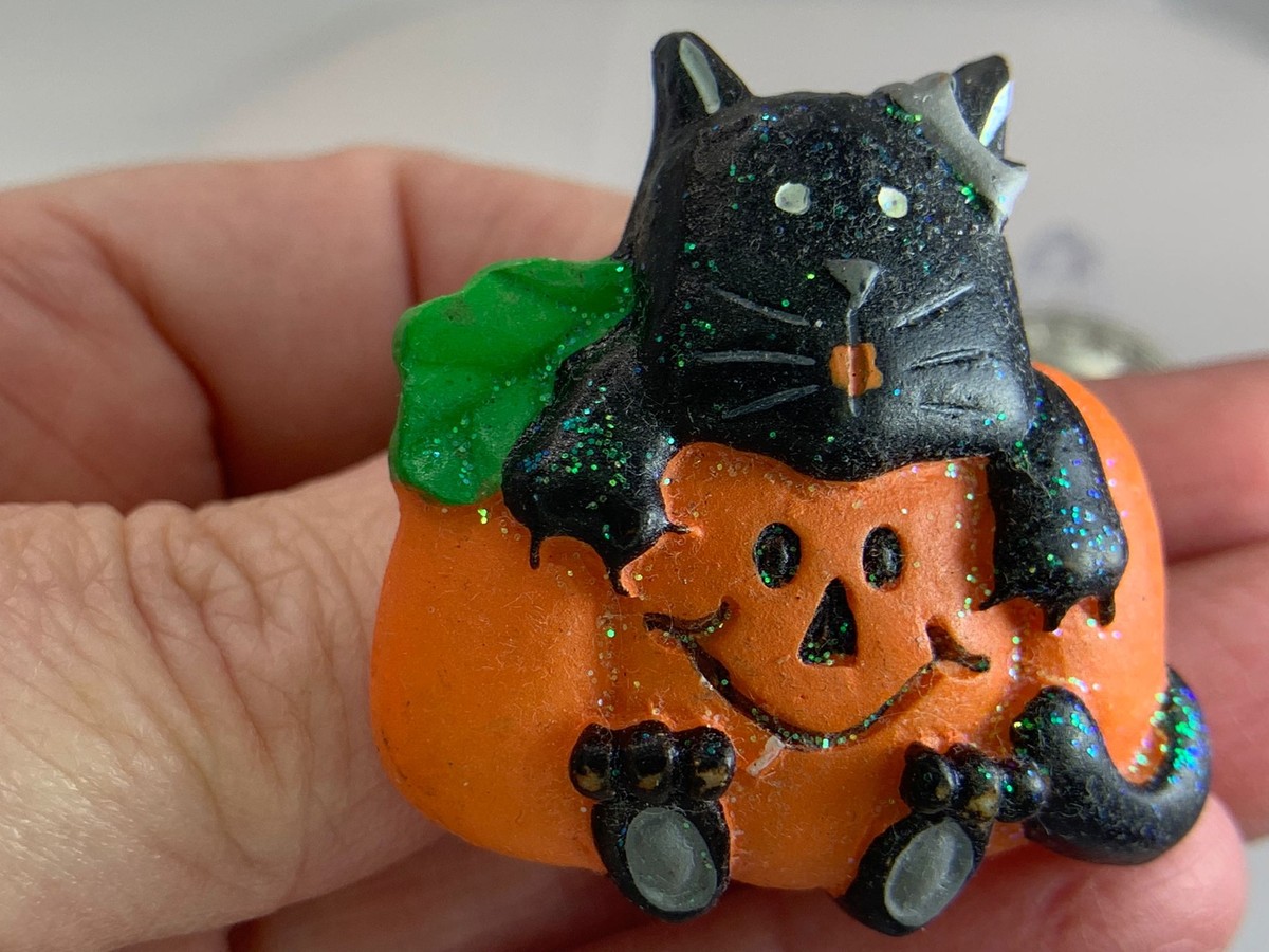 Halloween Cat in Pumpkin Vintage Resin Brooch Pin M-0527*