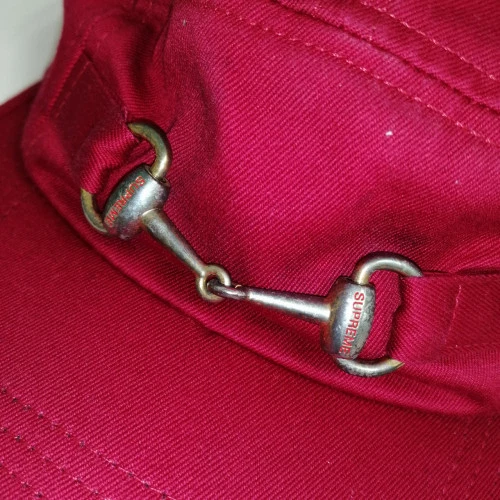Casquette SUPREME SUPREME Horsebit ROUGE