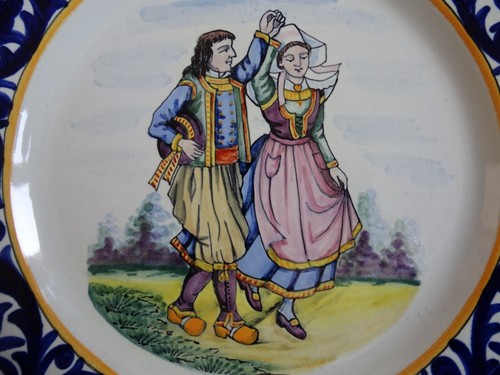 VINTAGE ONE PLATE CERAMIC HENRIOT QUIMPER FRANCE DANCING BRETON - Picture 3 of 6