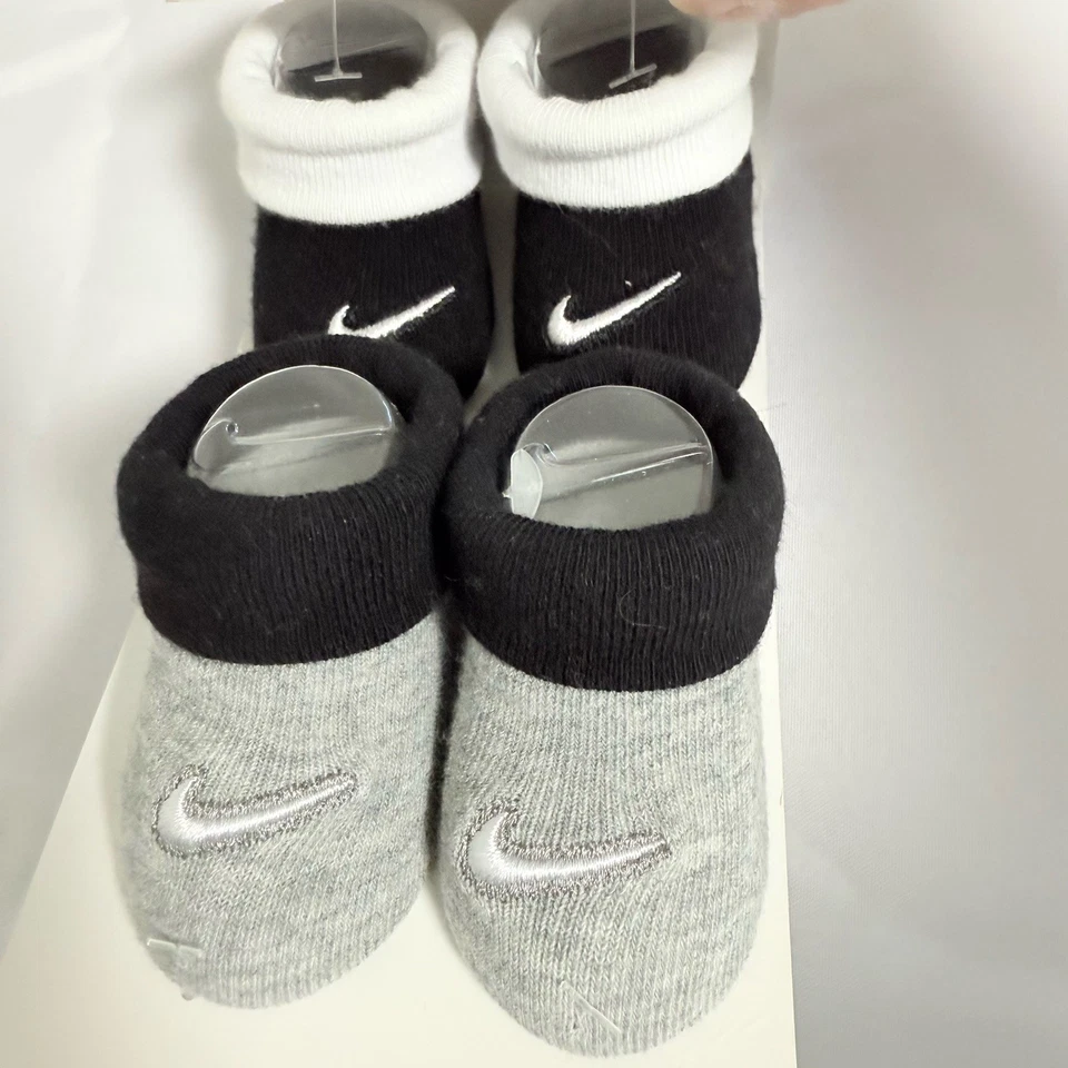 NUEVO PAQUETE DE 2 PARES DE BOTINES NIKE RECIÉN NACIDO BEBÉ 0-6 MESES ALGODÓN/POLIÉSTER Foto 2 de 4