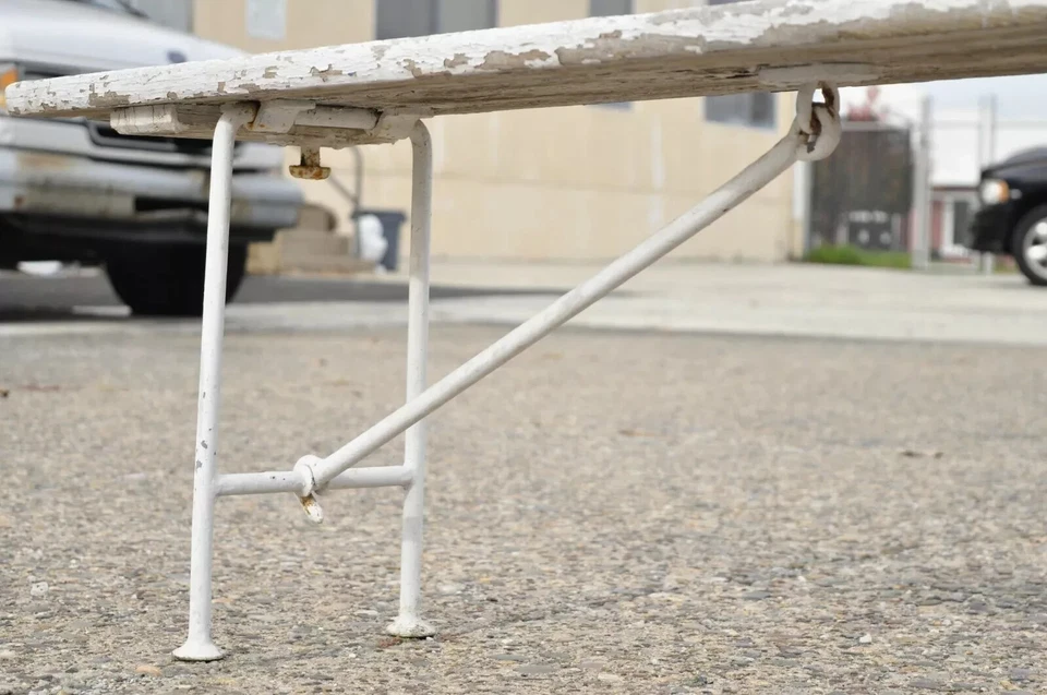 Антикварная французская промышленная длинная белая скамья из кованого железа и дерева 94 дюйма - Изображение 3 из 4