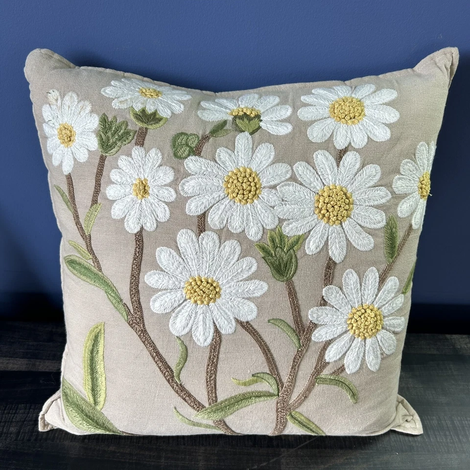 Newport Layton Margarita Bordada Almohada Pluma de Pato Sofá Cuadrado 20x20 Foto 2 de 4