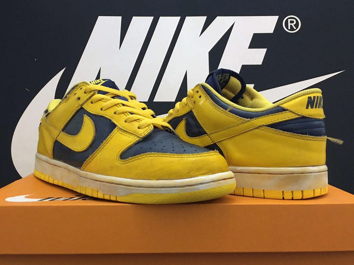 NIKE DUNK LOW UK9 EU44 REVERSE MICHIGAN OG BTTYS JORDAN 1 VINTAGE 2011 SUPRÊME RARE