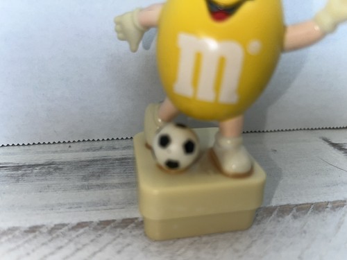 Topper tubo calciatore M&M Candy giallo arachidi 1992 - Foto 2 di 8