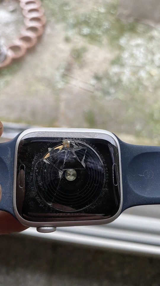 Apple Watch SE 44mm Aluminiumgehäuse-Silber mit Sportarmband in Abyssblau (GPS +, Foto 3 von 5