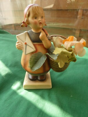 GOEBEL M.J. HUMMEL FIGUR - MÄDCHEN MIT BRIEF UND BLUMENKORB