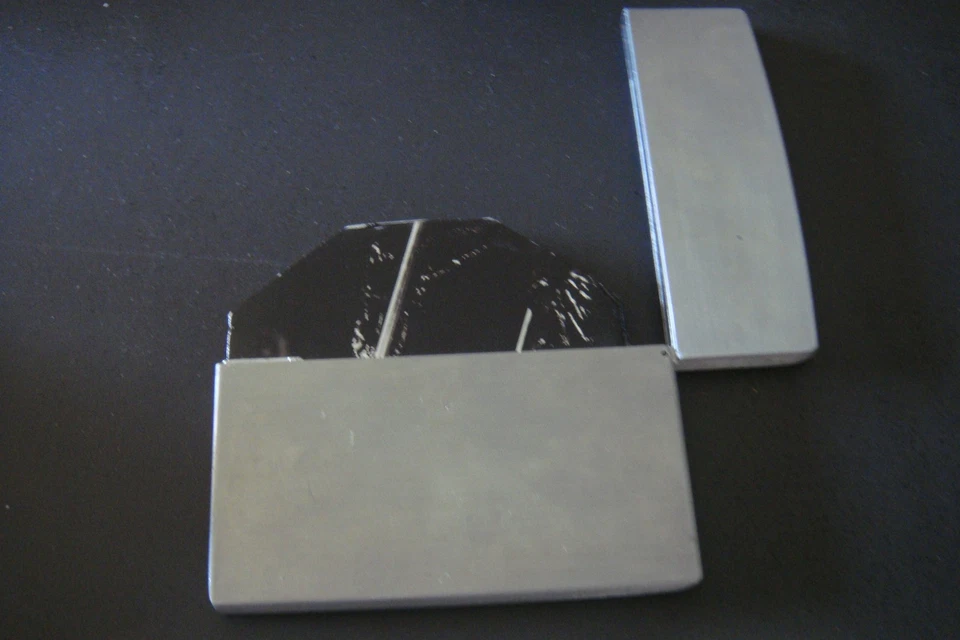 Johnny Hallyday-Coffret métal moulé(type Zippo), Lorada Tour - - - Photo 2/3