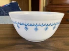 Pyrex Snowflake and Garland 1 1/2 qt. #402 Colors good perfect