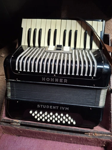 HOHNER STUDENT IVM Accordion 32 Bass 3 Select 26 Key