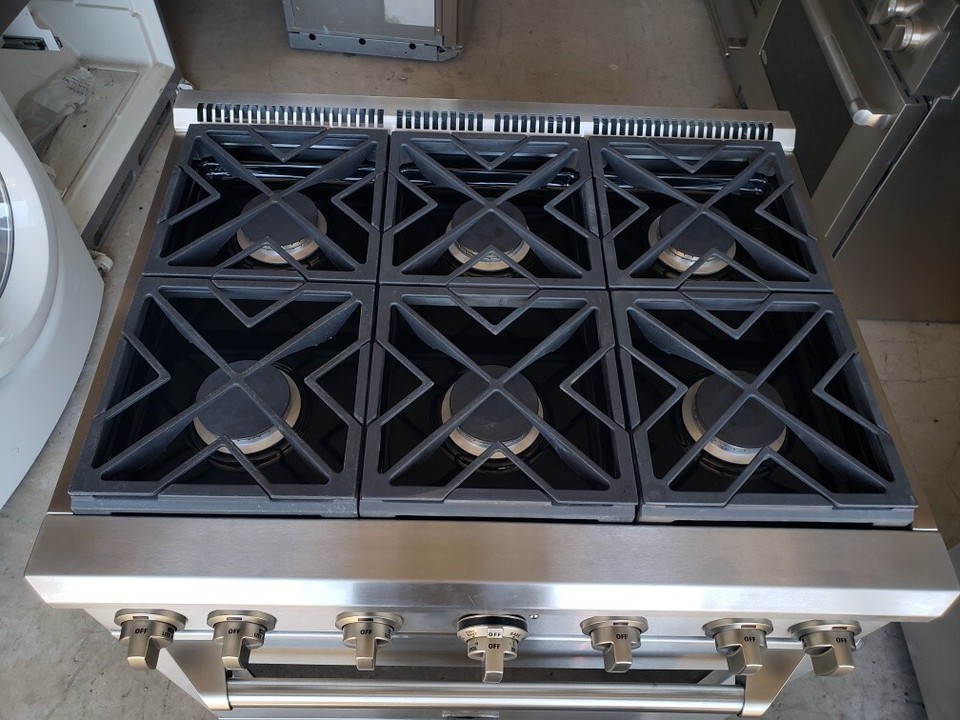 2014 GE Monogram 36" dual fuel (nat/240V) convection range ZDP366NPSS