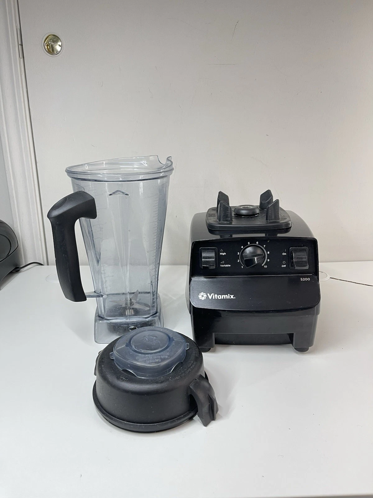 Vitamix 5200 Blender 64oz Container Pitcher Lid VM0103 Blk 10 Speed Professional
Opens in a new wind