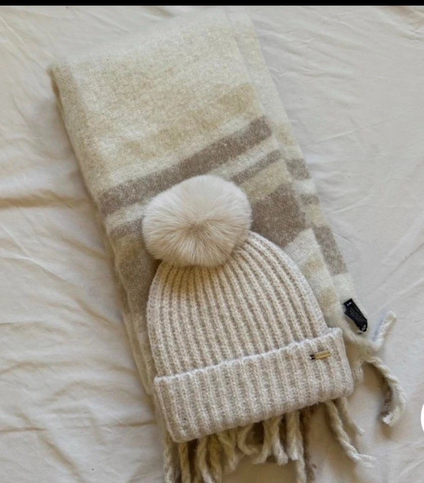 Steve Madden Conjunto de Gorros y Bufanda Color Crema ¡NUEVO!! Foto 3 de 3