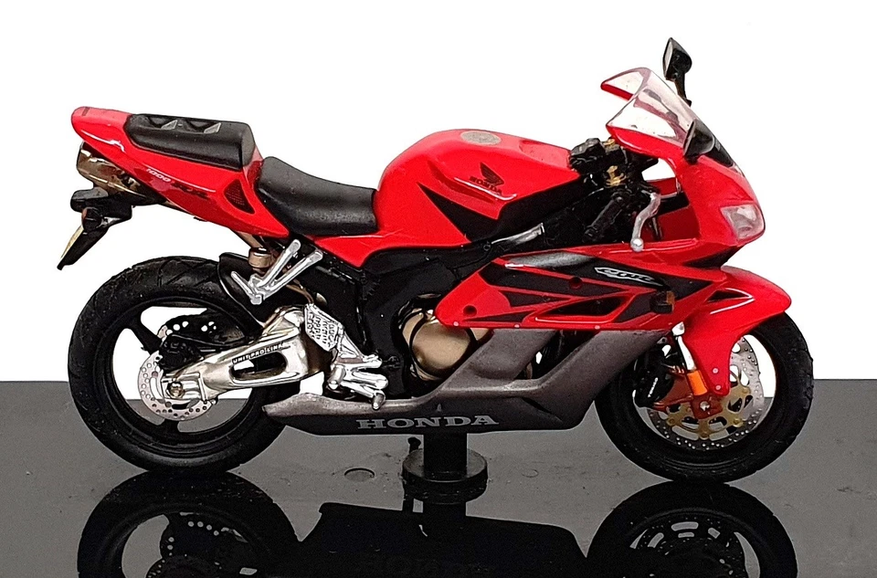 Atlas Editions 1/24 Scale 4 110 101 - Honda Fireblade CBR1000RR - Red - Image 3 of 4