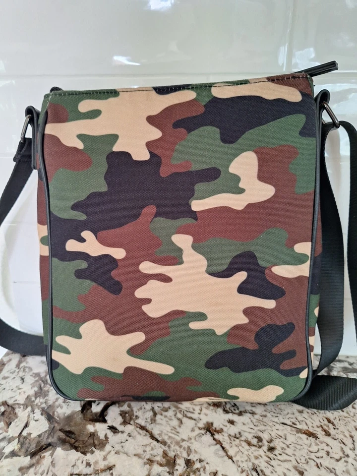 Bolso camuflado para hombre GUESS Foto 2 de 4