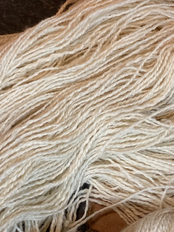 Madejas SURI ALPACA Millspun BEIGE CREMOSO Blanco Mezcla Cotswold-Firestar Añadir #2 Foto 2 de 4