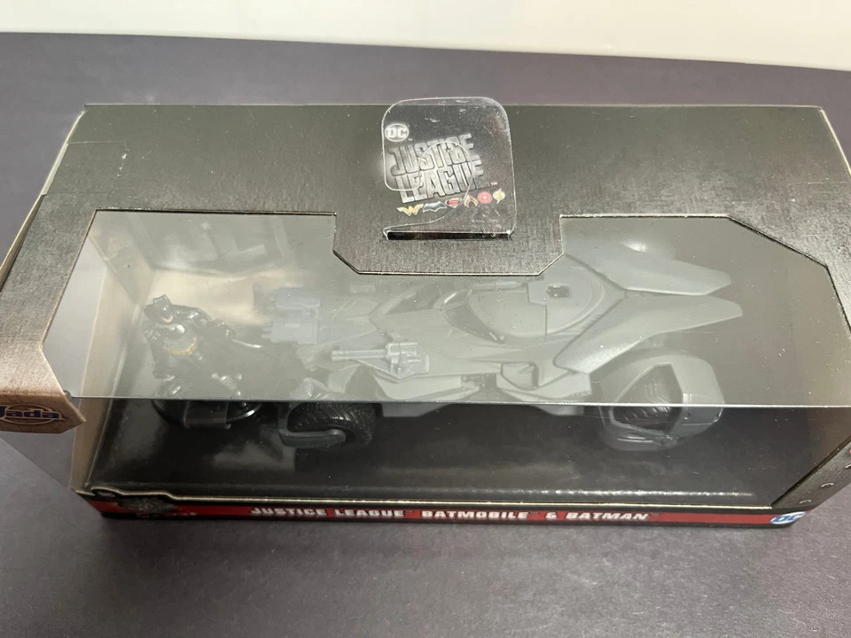 Jada JUSTICE LEAGUE BATMOBILE & BATMAN DC Comics 1:32 Die Cast Car Vehicle - Image 3 of 4