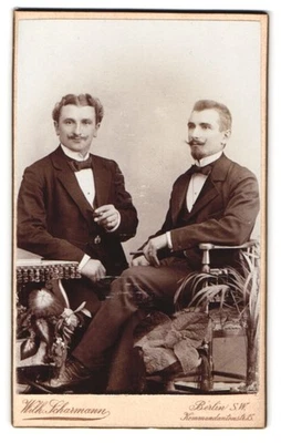 Photographie Wilh. Scharmann, Berlin, Kommandantenstraße 15, deux hommes... - Photo 1/2