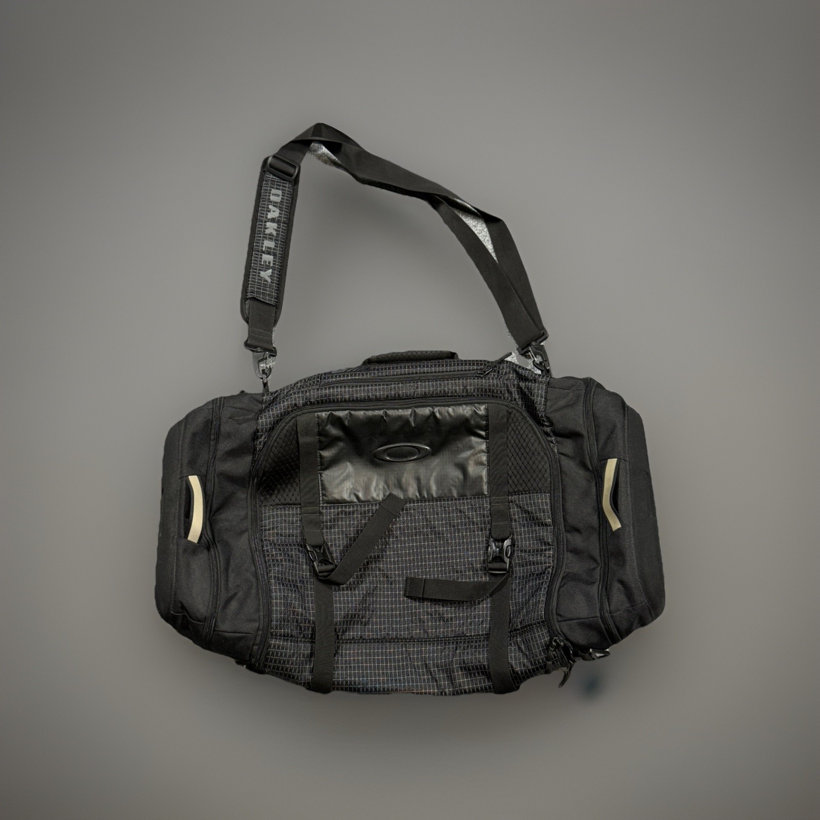 Oakley  Duffel Bag Black Travel Gym Multi Compartments Commute w/Strap.