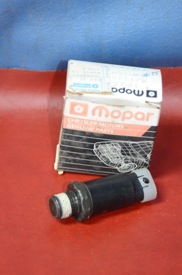 NOS 1993-1995 Dodge Caravan Oil Pressure Sensor Sending Unit Mopar 4707015 OEM - Image 2 of 4