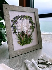 tableau dans un cadre en bois sous verre, brodé de rubans de soie, fait main.