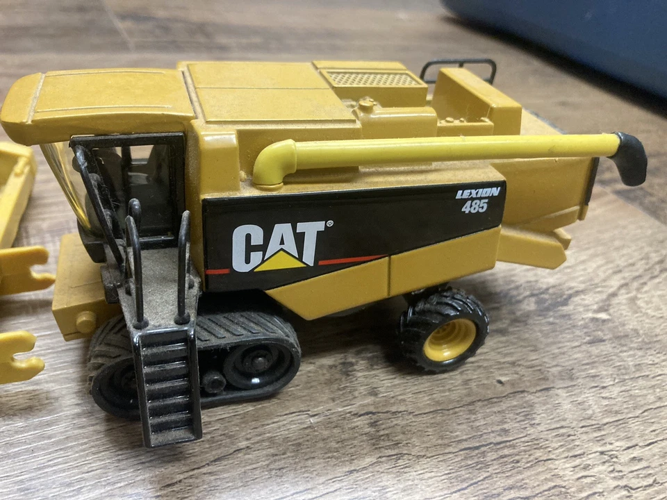 1/64 NORSCOT CAT LEXION 485 COMBINE WITH Both The Corn And Wheat HEADERS - Image 2 of 4