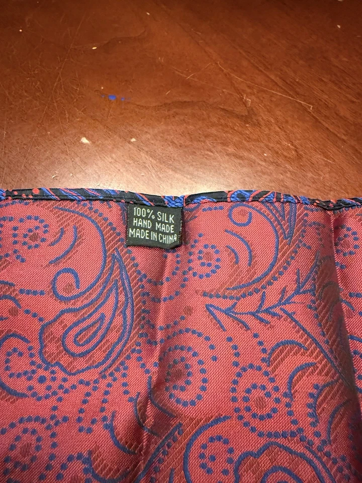 Pañuelo cuadrado de bolsillo 100 % seda azul, negro y rojo para hombre Foto 3 de 3