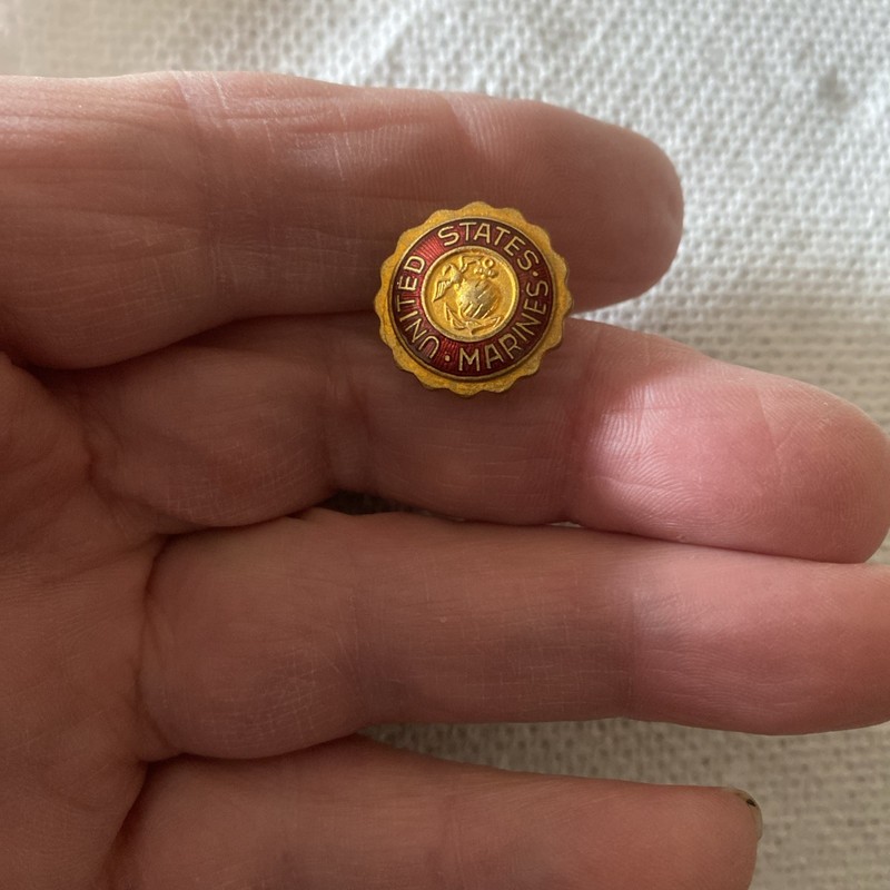 Vintage US Marine Corp Gold Tone Enamel Lapel Pin (CC)