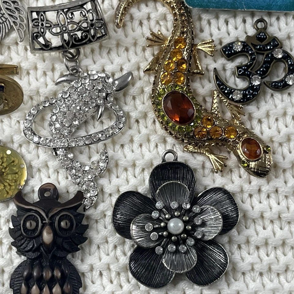 Lote De 33 Dijes Colgantes Vintage Estrás Medalla Plata Oro Foto 2 de 4