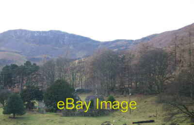 Foto 6x4 Shoulthwaite Farm Dale Boden schmiegt sich unter Ziegenfelsen c2006
