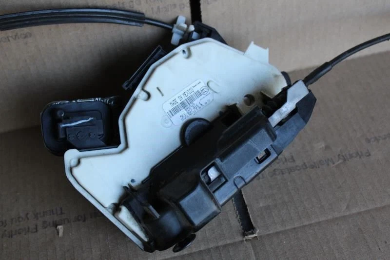 Actuador de bloqueo de pestillo de puerta delantera derecha Volkswagen Passat 2016 2018 2019 Foto 3 de 4