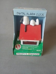 VINTAGE SNOOPY'S DOGHOUSE DIGITAL ALARM CLOCK NEW IN PACKAGING !!