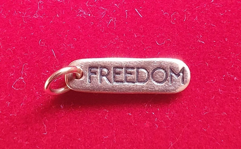 BIJOU PENDENTIF FREEDOM DODO BY POMELLATO OR ROSE 9 CARAT SANS CHAINE - Photo 1/2