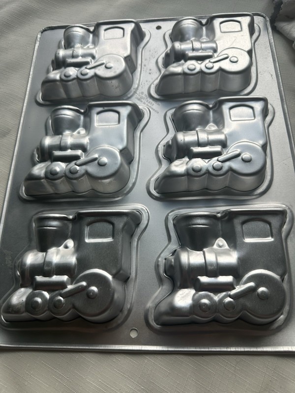 Wilton TRAIN Engine Mini Cakes  Pan / #2105-9332 Vintage 1993 (Thomas)